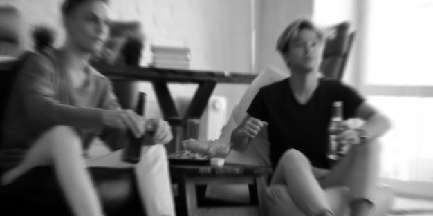 Lider rozmawia z coachem na spacerze