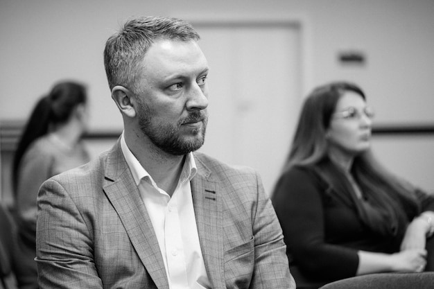 Lider w spokojnym lesie